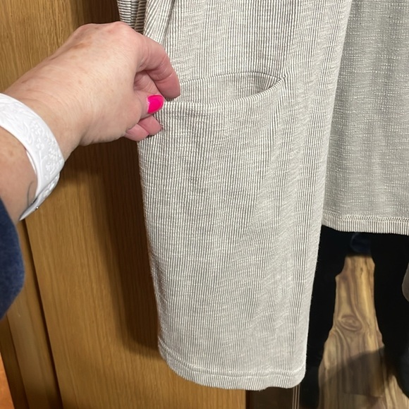 Donni grey and white striped one size fits all wrap cardigan front pockets - Picture 6 of 10